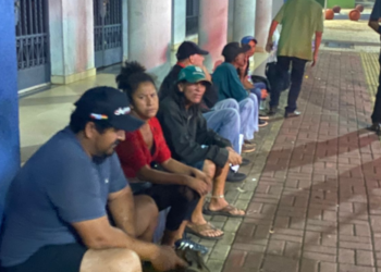 Moradores de rua e pedintes se aglomeram em corredor turístico da cidade