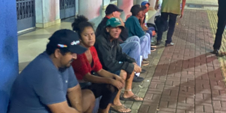 Moradores de rua e pedintes se aglomeram em corredor turístico da cidade