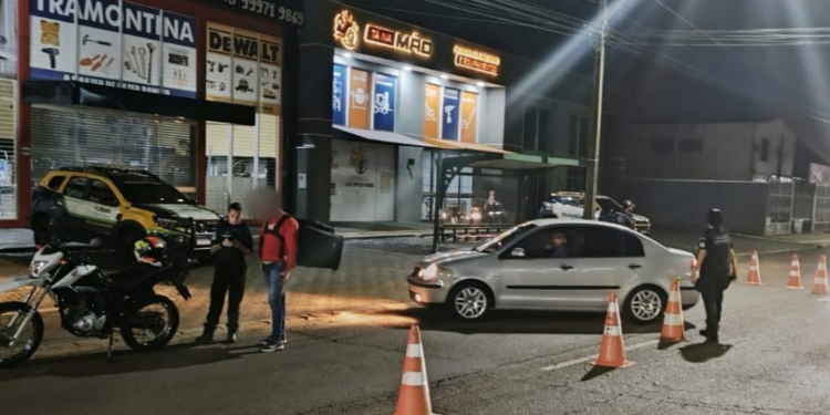 Quatro motoristas são flagrados dirigindo bêbados em blitze do Foztrans e GM