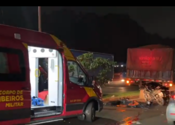 Motociclista morre ao bater na traseira de carreta parada na Avenida Paraná
