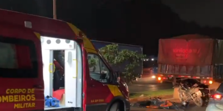 Motociclista morre ao bater na traseira de carreta parada na Avenida Paraná