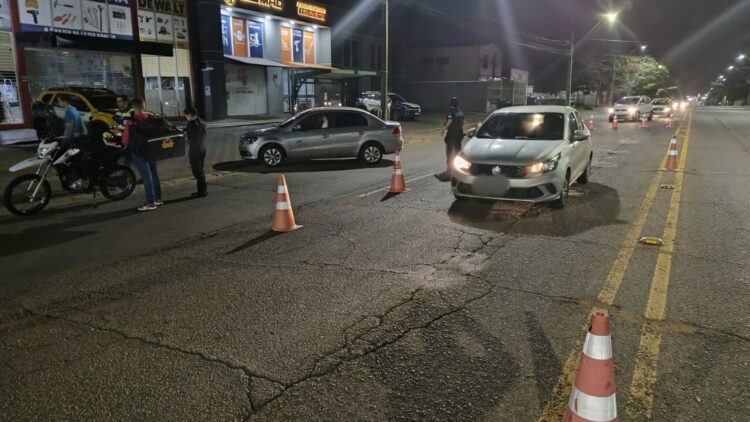 Quatro motoristas são flagrados dirigindo bêbados em blitze do Foztrans e GM