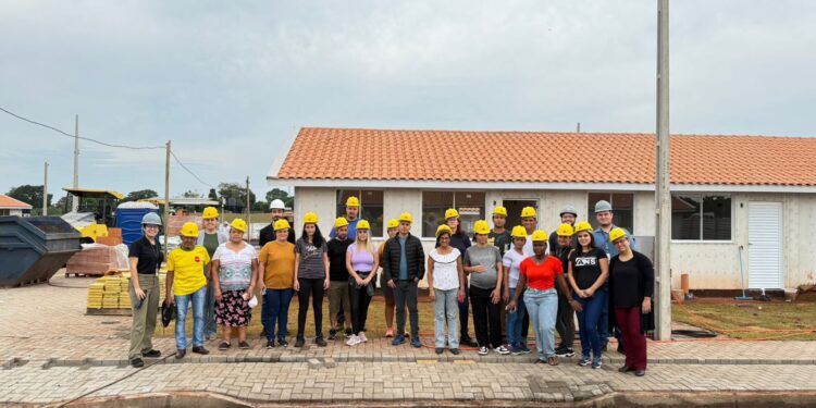Famílias visitam conjunto habitacional construído com apoio da Itaipu e Prefeitura