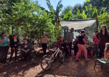 Crianças fazem barreira e impedem desocupação em área irregular no Três Lagoas