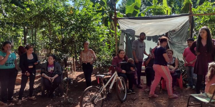 Crianças fazem barreira e impedem desocupação em área irregular no Três Lagoas