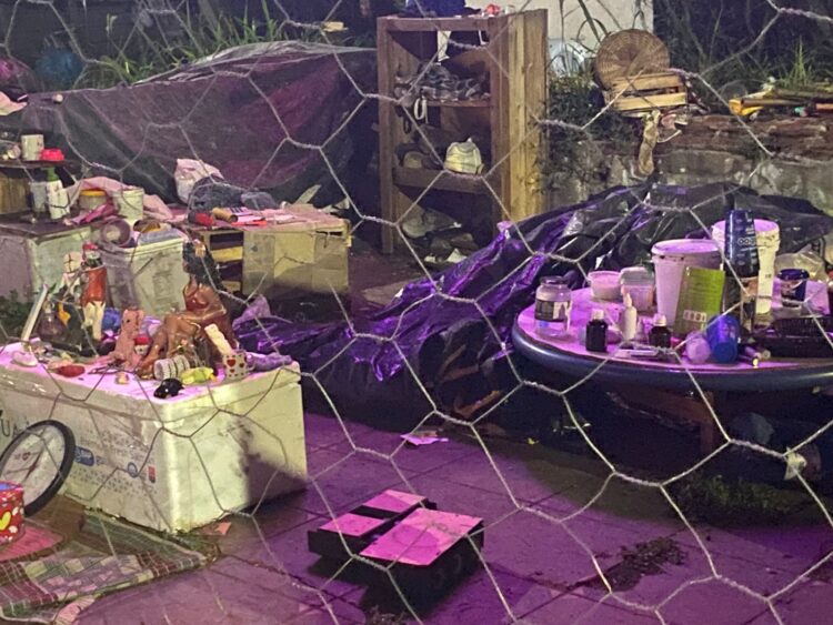 Moradores de rua e pedintes se aglomeram em corredor turístico da cidade