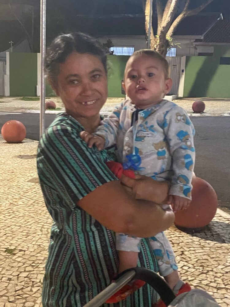 Moradores de rua e pedintes se aglomeram em corredor turístico da cidade