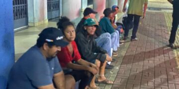 Moradores de rua e pedintes se aglomeram em corredor turístico da cidade