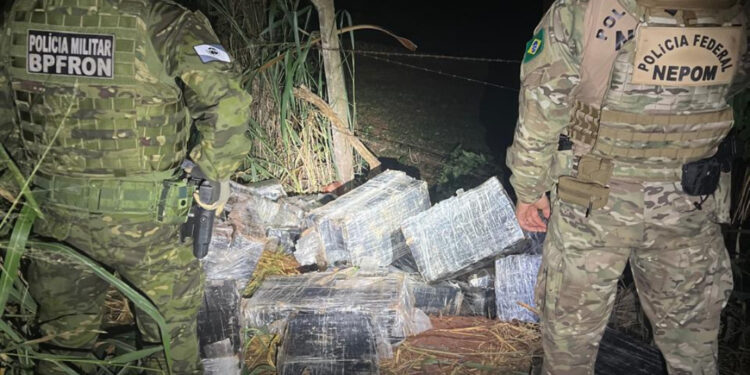 Traficantes abandonam quase 800 kg de maconha assim que percebem a aproximação da polícia