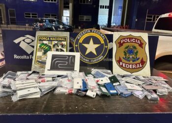 Veículo com R$250 mil em smartphones em fundo falso é apreendido na Ponte da Amizade