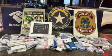 Veículo com R$250 mil em smartphones em fundo falso é apreendido na Ponte da Amizade