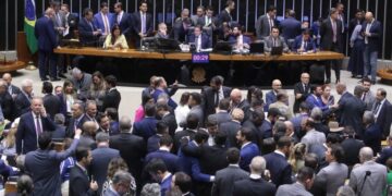 Câmara aprova aumento de deputados; veja como votaram deputados de Foz do Iguaçu