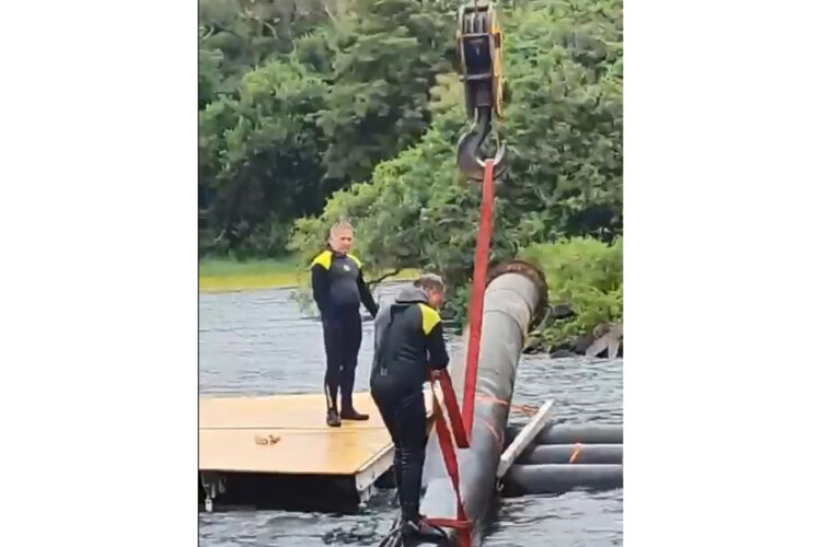 Mergulhadores inspecionam tubulação de captação de água no Lago de Itaipu