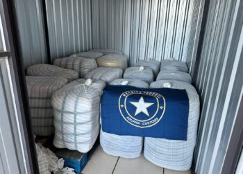 Receita Federal apreende três toneladas de roupas transportadas em van