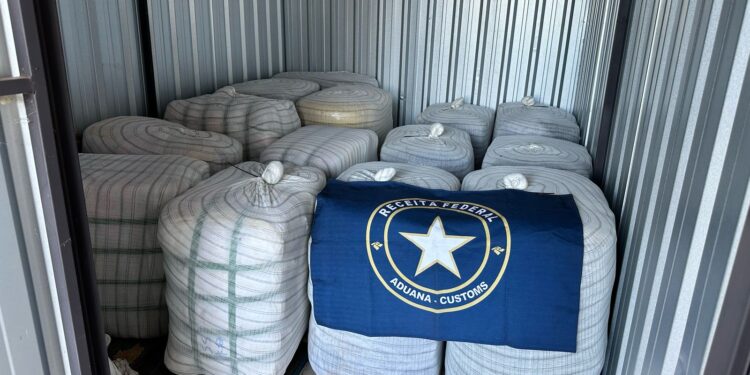 Receita Federal apreende três toneladas de roupas transportadas em van