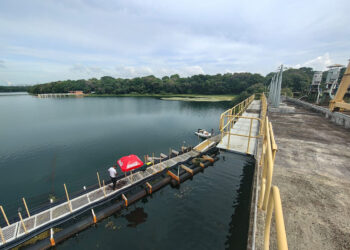 Mergulhadores inspecionam tubulação de captação de água no Lago de Itaipu