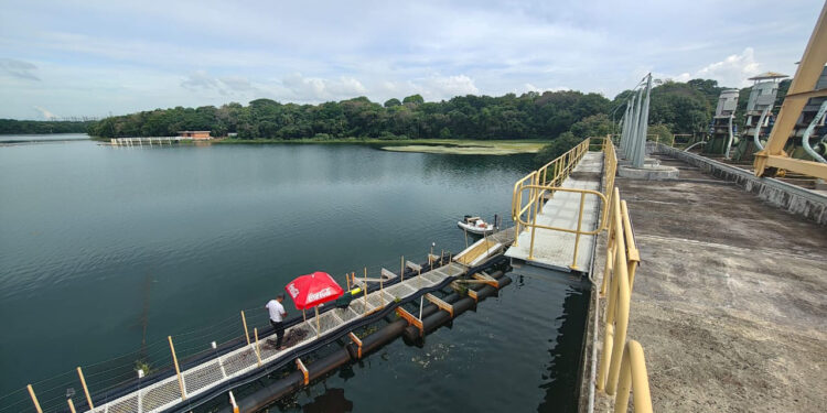 Mergulhadores inspecionam tubulação de captação de água no Lago de Itaipu