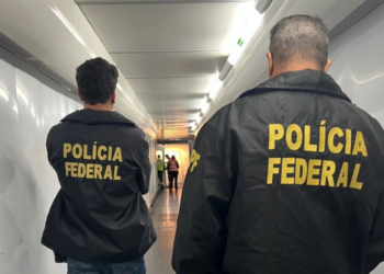Passageiro causa tumulto durante voo e é preso pela Polícia Federal ao pôr tripulação em risco