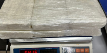 Cães farejadores indicam cocaína na bagagem de adolescente na rodoviária de Foz