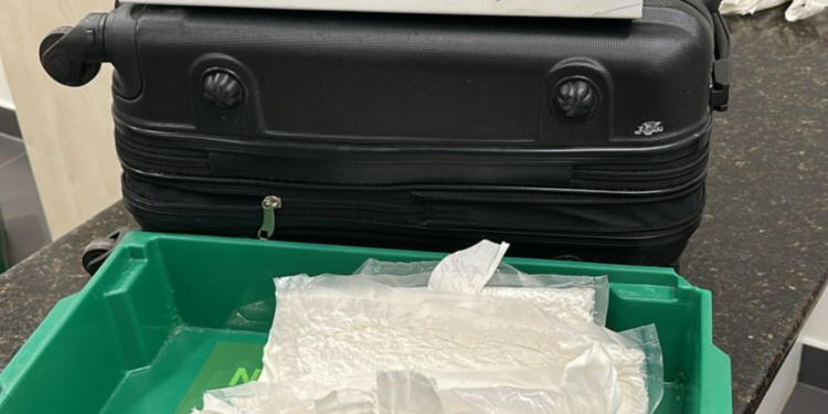 Paraguaio é preso no aeroporto após ser flagrado carregando cocaína junto ao corpo