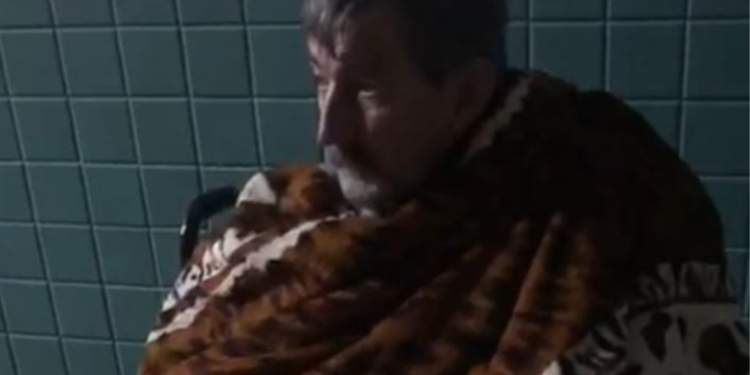 Família afirma que idoso foi obrigado a desocupar leito da UPA sem roupas e sedado