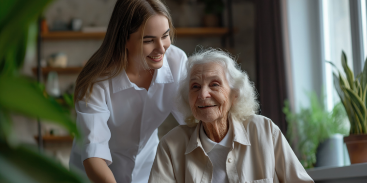 Curso gratuito para formação de cuidadores de idosos está com inscrições abertas