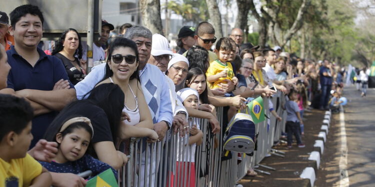 Desfile Cívico para comemorar 111 anos de Foz do Iguaçu volta ser realizado na Avenida Paraná