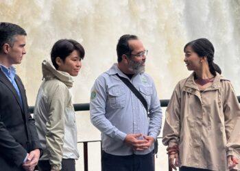 Princesa japonesa Kako de Akishino encerra visita ao Brasil conhecendo as Cataratas do Iguaçu