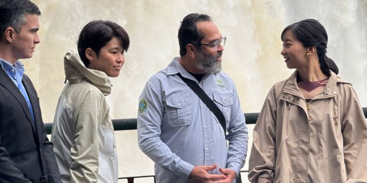 Princesa japonesa Kako de Akishino encerra visita ao Brasil conhecendo as Cataratas do Iguaçu