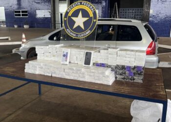Receita Federal encontra 196 celulares em fundo falso de veículo apreendido na Ponte da Amizade