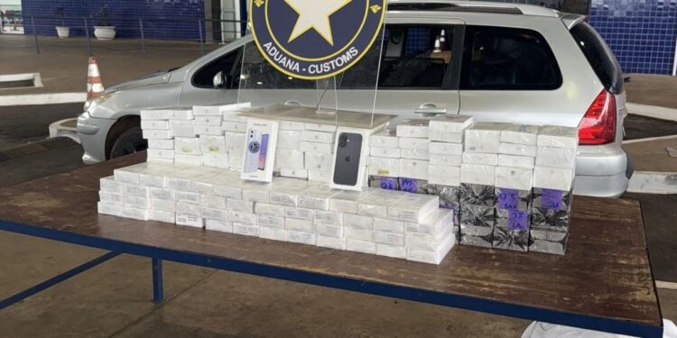 Receita Federal encontra 196 celulares em fundo falso de veículo apreendido na Ponte da Amizade
