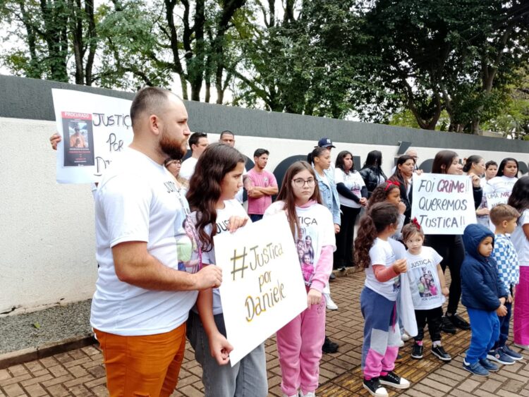 Família de Daniele, assassinada no trânsito, pede justiça em manifestação na Polícia Civil