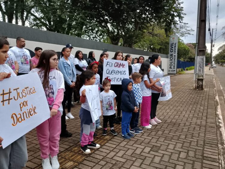 Família de Daniele, assassinada no trânsito, pede justiça em manifestação na Polícia Civil