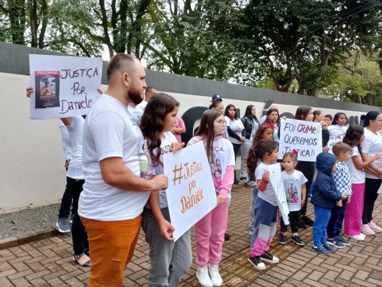 Família de Daniele, assassinada no trânsito, pede justiça em manifestação na Polícia Civil