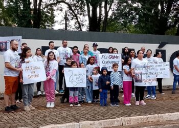 Família de Daniele, assassinada no trânsito, pede justiça em manifestação na Polícia Civil