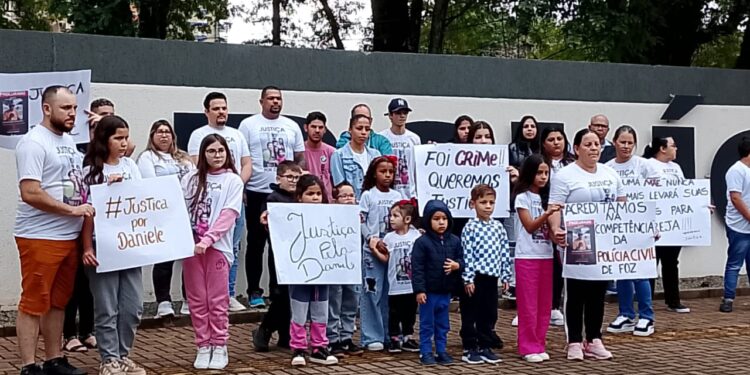 Família de Daniele, assassinada no trânsito, pede justiça em manifestação na Polícia Civil