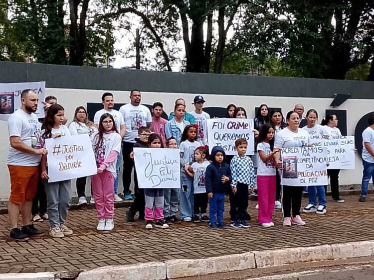 Família de Daniele, assassinada no trânsito, pede justiça em manifestação na Polícia Civil