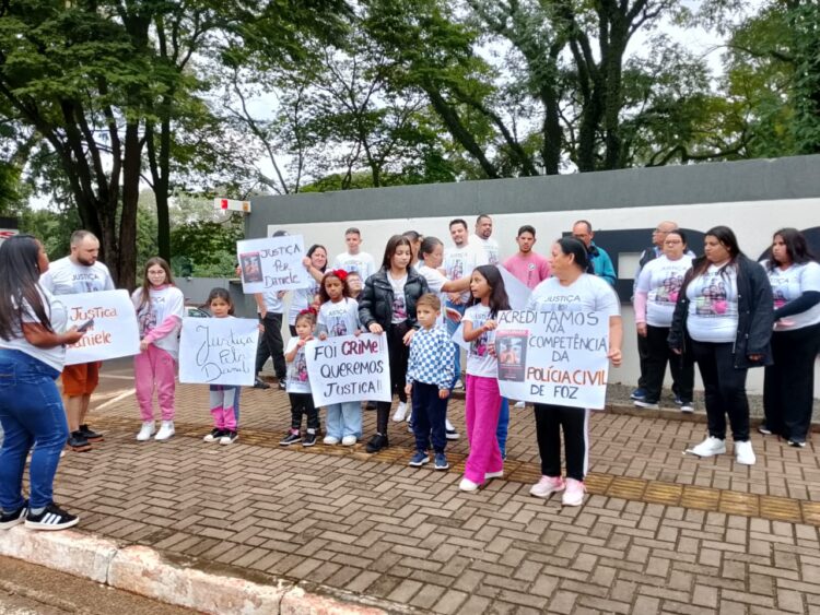 Família de Daniele, assassinada no trânsito, pede justiça em manifestação na Polícia Civil