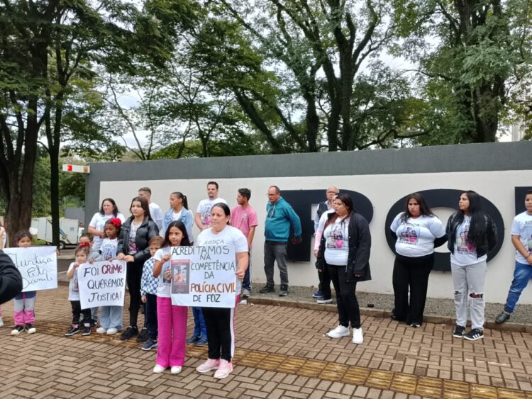 Família de Daniele, assassinada no trânsito, pede justiça em manifestação na Polícia Civil