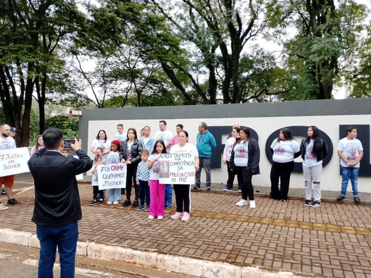 Família de Daniele, assassinada no trânsito, pede justiça em manifestação na Polícia Civil