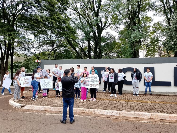 Família de Daniele, assassinada no trânsito, pede justiça em manifestação na Polícia Civil