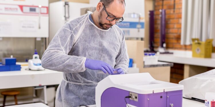 Professor da Unila compôs grupo de pesquisa que criou teste de Covid 100% nacional