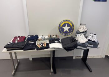 Roupas de luxo, bolsas e tênis, avaliados em R$ 95 mil, são apreendidos no Aeroporto de Foz
