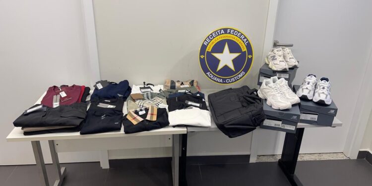 Roupas de luxo, bolsas e tênis, avaliados em R$ 95 mil, são apreendidos no Aeroporto de Foz