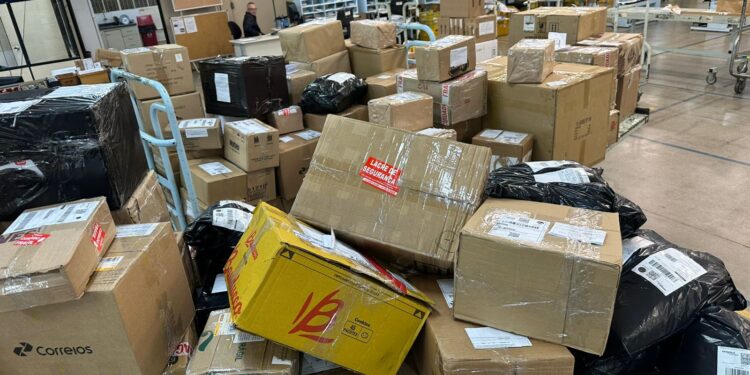 Fiscalização no centro de distribuição dos Correios apreende R$ 100 mil em mercadorias