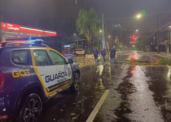 Chuva forte provoca alagamentos e transtornos em Foz