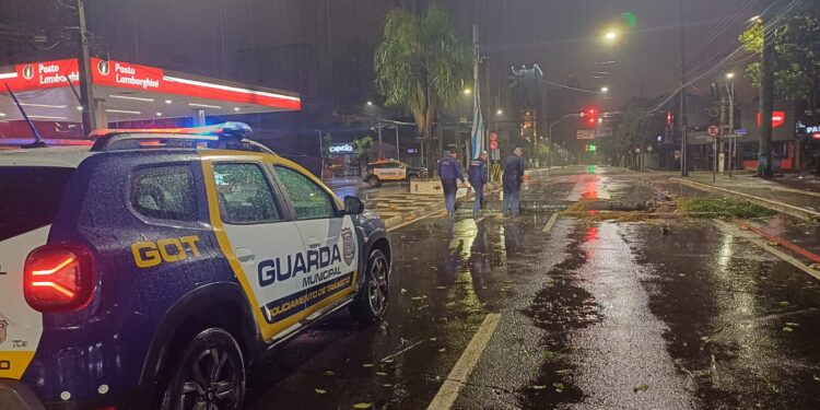 Chuva forte provoca alagamentos e transtornos em Foz