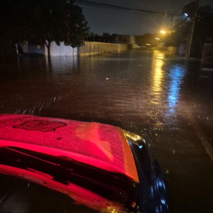 Chuva forte provoca alagamentos e transtornos em Foz