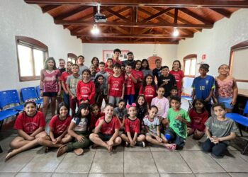 Crianças atendidas pela AFA apresentam espetáculo musical em homenagem aos 111 anos de Foz