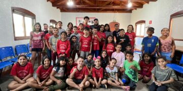 Crianças atendidas pela AFA apresentam espetáculo musical em homenagem aos 111 anos de Foz
